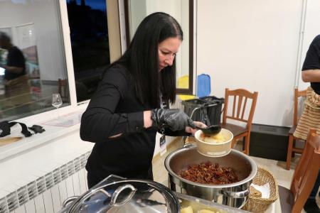 Maja Zgonc je pripravila porcijo krompirja v zevnici s